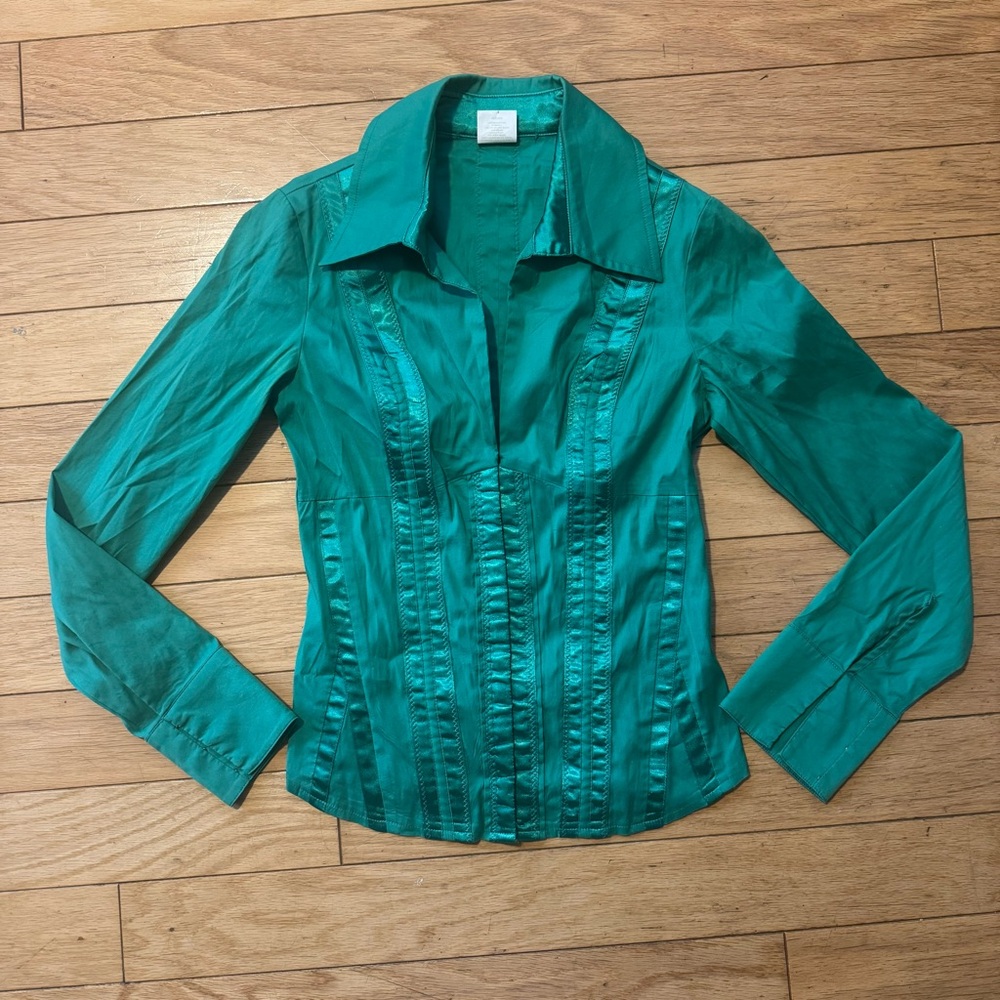 Emerald green satin-finish fitted blouse – XS